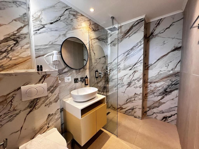 Bathroom 5, Avenue Hotel, Sarandës