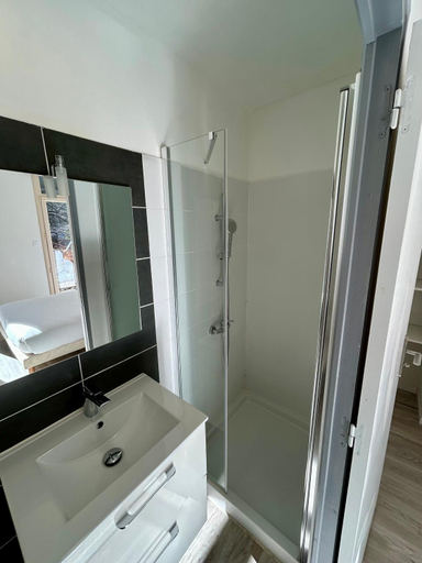 Bathroom 3, Hotel les Glycines, Pyrénées-Orientales