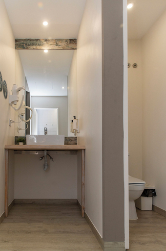 Bathroom 5, WOT Ericeira Surf Social, Mafra
