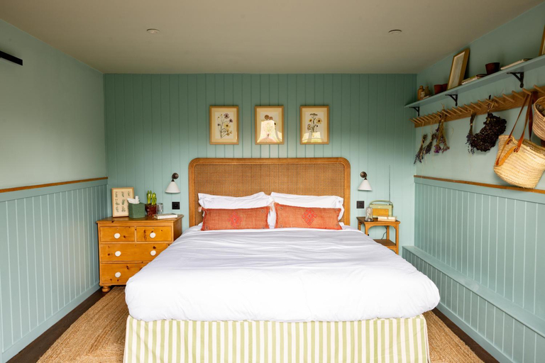 Bedroom 2, The Merry Harriers Pub, Surrey