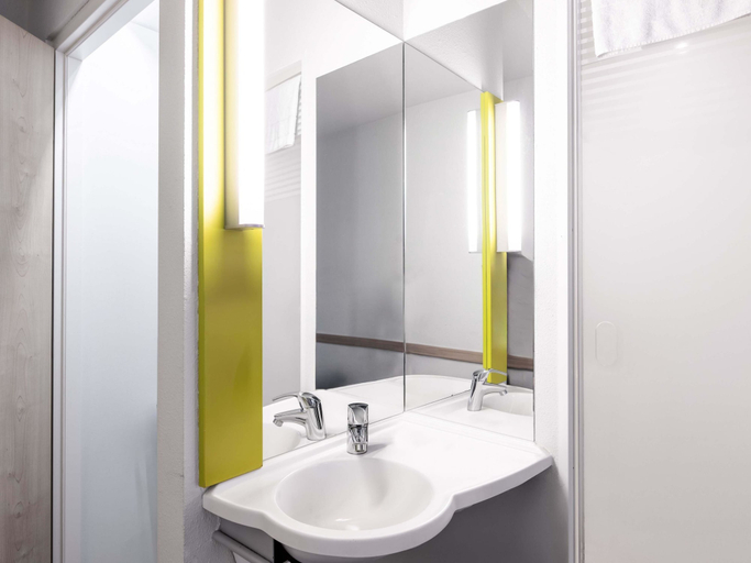 Bathroom 5, B&B HOTEL Erlangen-Tennenlohe, Erlangen