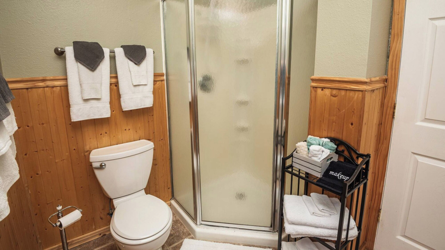 Bathroom 5, Hickory Nut Hideaway by Avantstay Mountain Views, Henderson