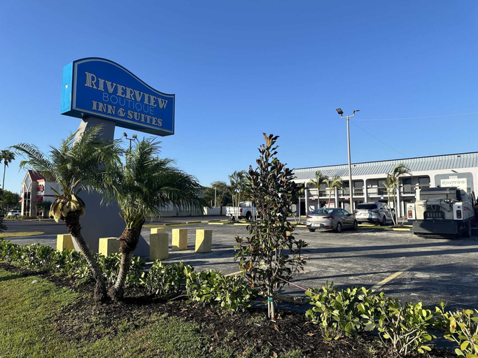 Exterior & Views 2, Riverview Inn, Lee