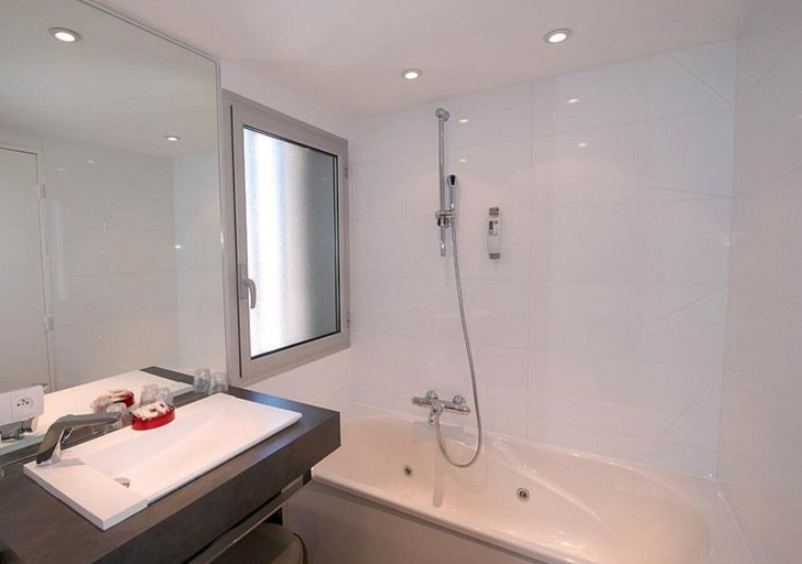 Bathroom 5, ibis Styles Montargis Arboria Hotel, Loiret