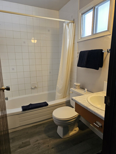 Bathroom 4, Howard Johnson by Wyndham Edson, Division No. 14