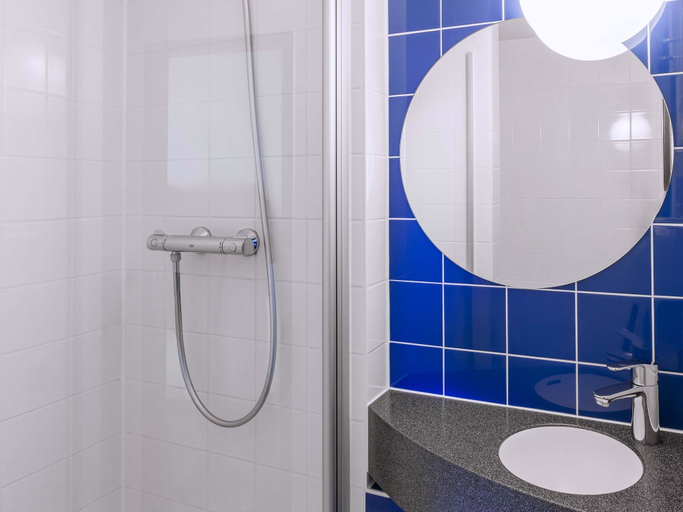 Bathroom 5, B&B Hotel Braunschweig-Nord, Braunschweig