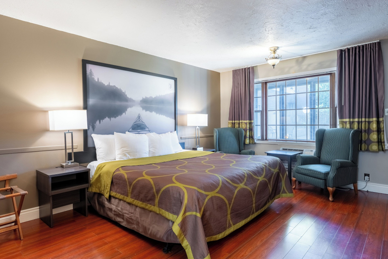 Bedroom 3, Super 8 by Wyndham Gananoque/Country Squire Resort, Leeds and Grenville