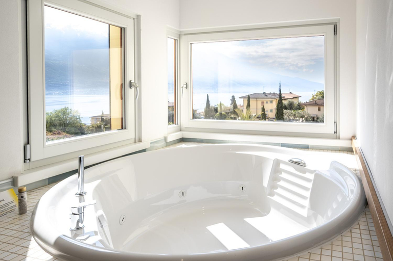 Bathroom 5, Hotel Caravel, Brescia
