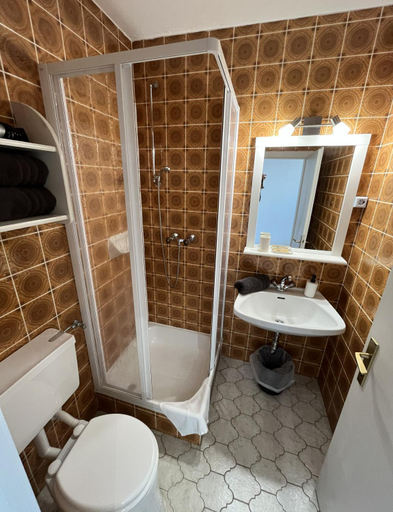 Bathroom 2, Fruhstuckspension Irschen, Spittal an der Drau