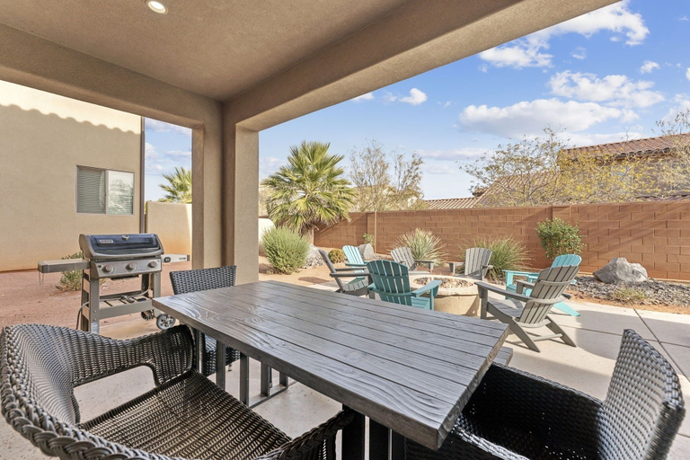Outdoor dining 3, Paradise Views #93 6 Bedroom Home, Washington