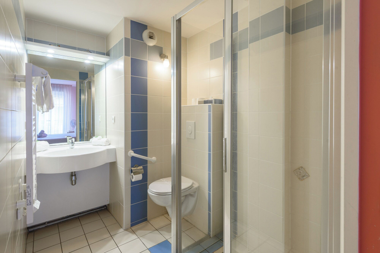 Bathroom 5, ResidHotel Toulouse Centre, Haute-Garonne