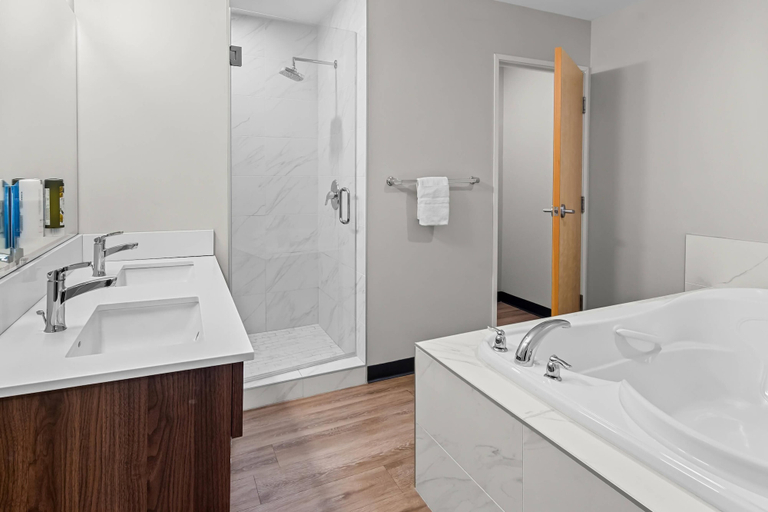 Bathroom 4, Park Inn by Radisson, Kelowna, Central Okanagan