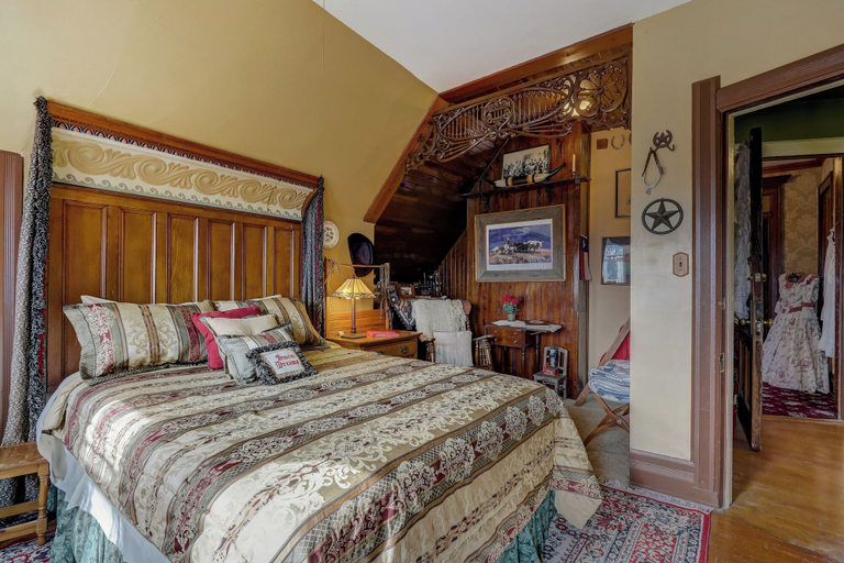 Bedroom 1, Schuster Mansion Bed & Breakfast, Milwaukee