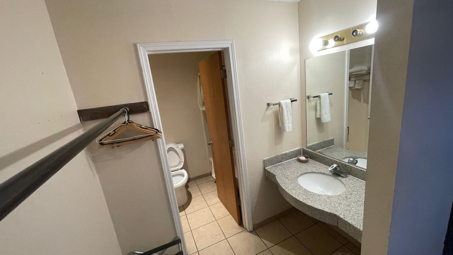 Bathroom 4, Regal Motel in Las Vegas, New Mexico, San Miguel