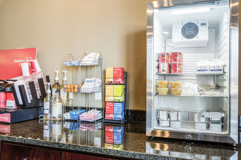 Food & Drinks 5, Cobblestone Hotel & Suites - Newport, Jackson