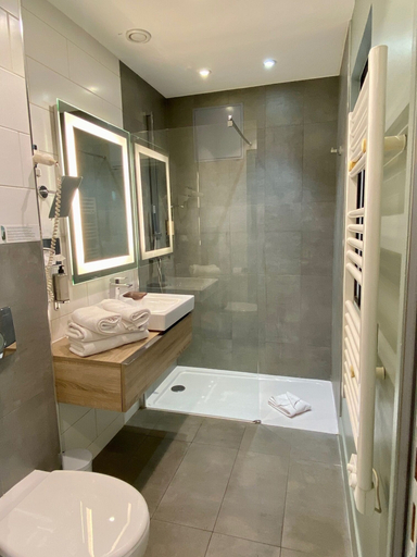 Bathroom 3, Grand Hotel Clichy, Hauts-de-Seine