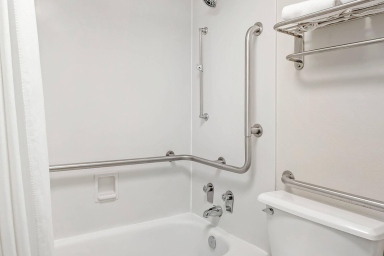 Bathroom 4, Quality Inn & Suites North Charleston - Ashley Phosphate, Charleston