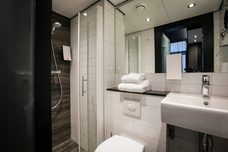Bathroom 5, Leonardo Eden Hotel Amsterdam City Center, Amsterdam