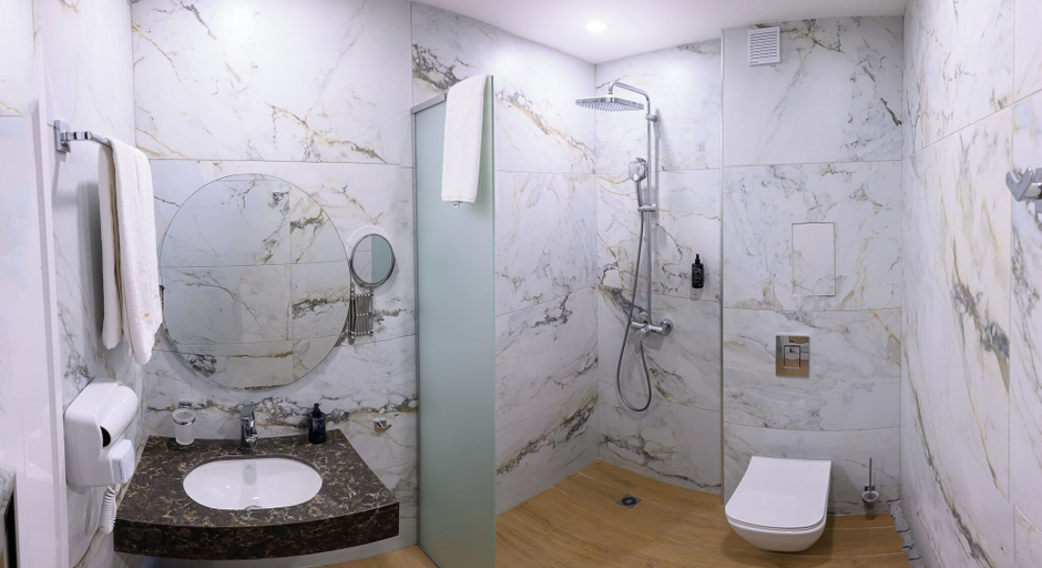 Bathroom 4, Montecito Hotel, Stolichna