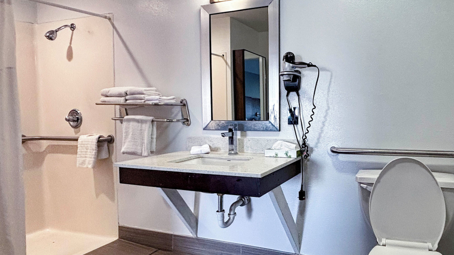 Bathroom 4, Studio 6 Suites – Richland, MS / Jackson, Rankin