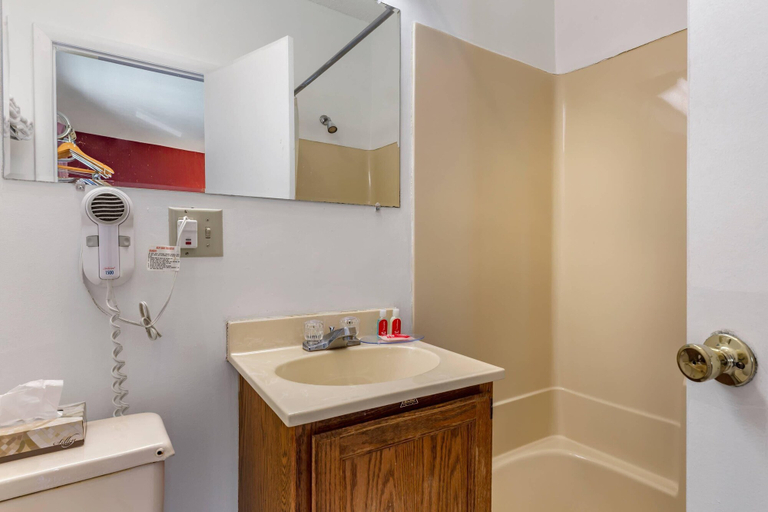 Bathroom 4, Econo Lodge Lee - Great Barrington, Berkshire