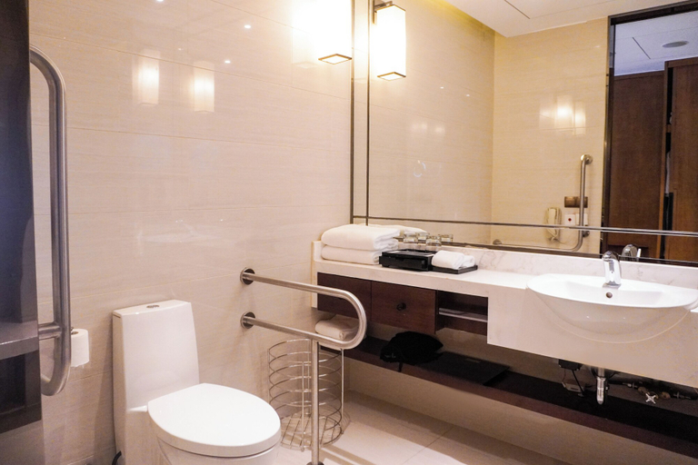 Bathroom 5, Doubletree By Hilton Ningbo Beilun, Ningbo