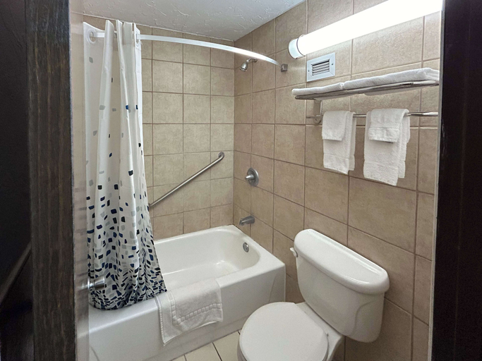 Bathroom 4, Motel 6 Ada, OK, Pontotoc