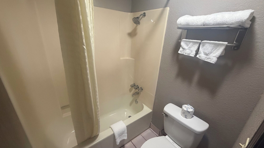 Bathroom 4, Colonial Inn, Pottawatomie