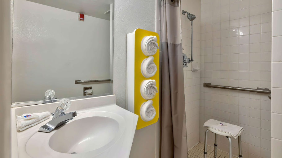 Bathroom 4, Motel 6 Santa Rosa, NM, Guadalupe