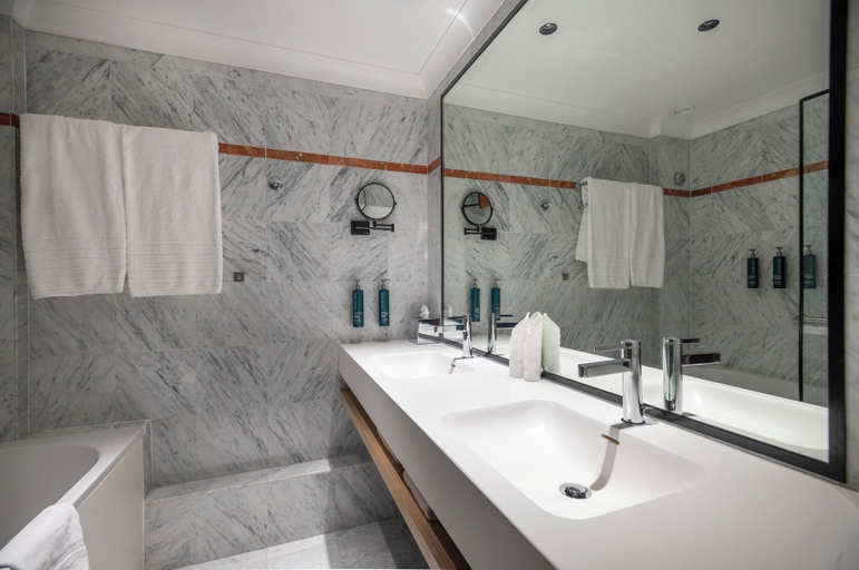 Bathroom 4, DoubleTree by Hilton Paris Bougival, Yvelines