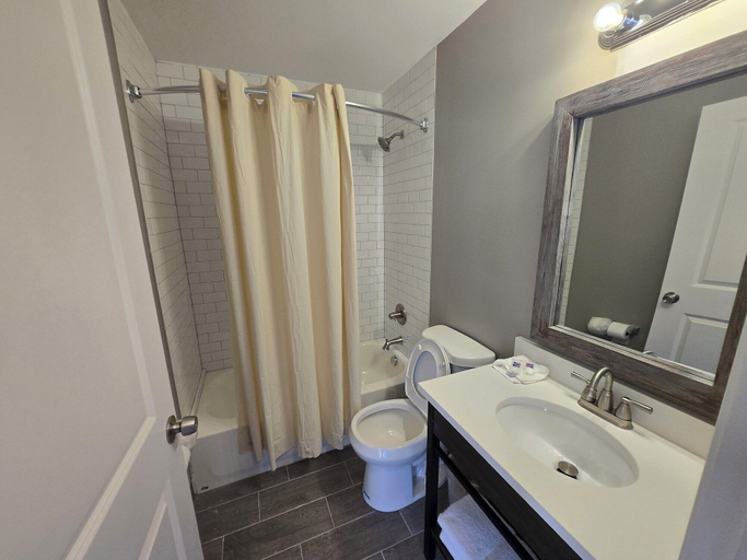 Bathroom 4, Motel 6 East Windsor, NJ - Hightstown, Mercer