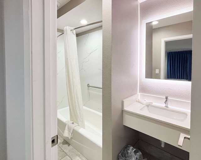Bathroom 4, Studio 6 Sulphur, LA, Calcasieu