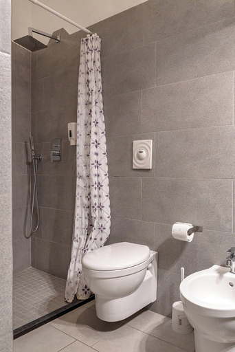 Bathroom 5, Petrucci Garden, Napoli