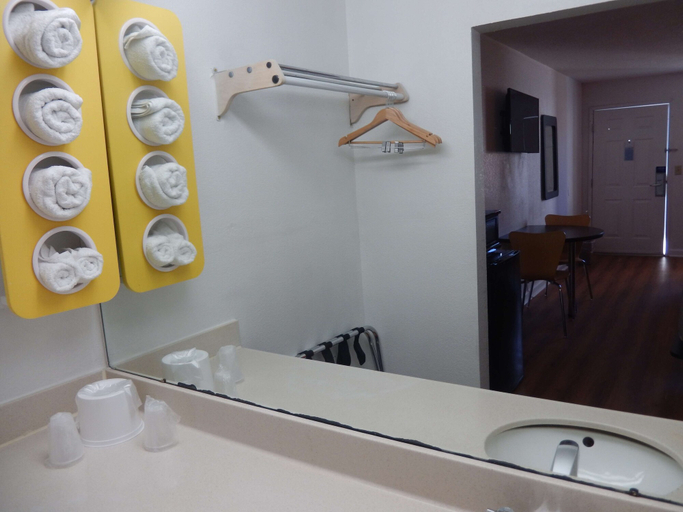 Bathroom 4, Motel 6 Warner Robins, GA, Houston