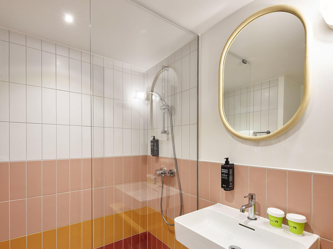 Bathroom 4, Ibis Styles Bayreuth, Bayreuth