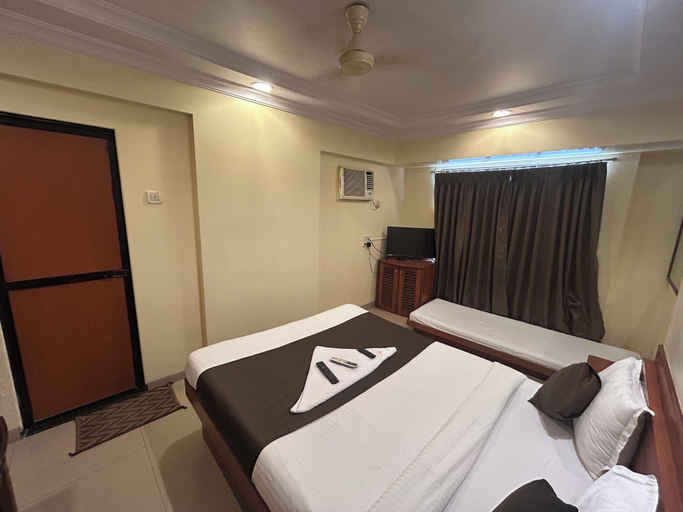 Bedroom 4, Hotel Lucky Near Nesco, Mumbai Suburban