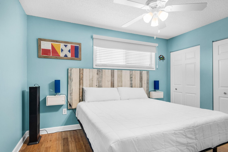 Bedroom 1, Crabby Lagoon C104, Bay