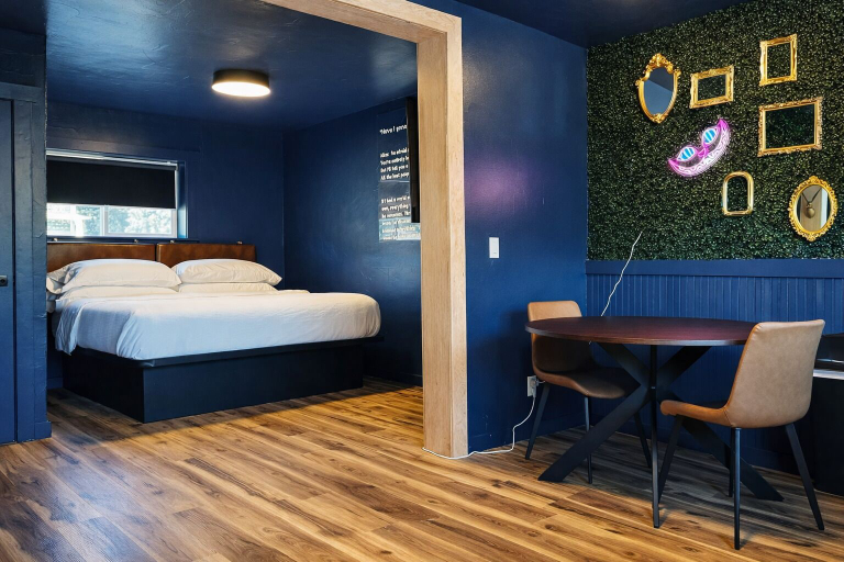 Bedroom 3, Hotel Expedition, Carbon