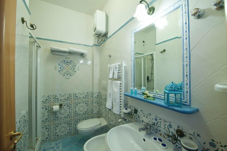 Bathroom 4, La Conchiglia, Salerno