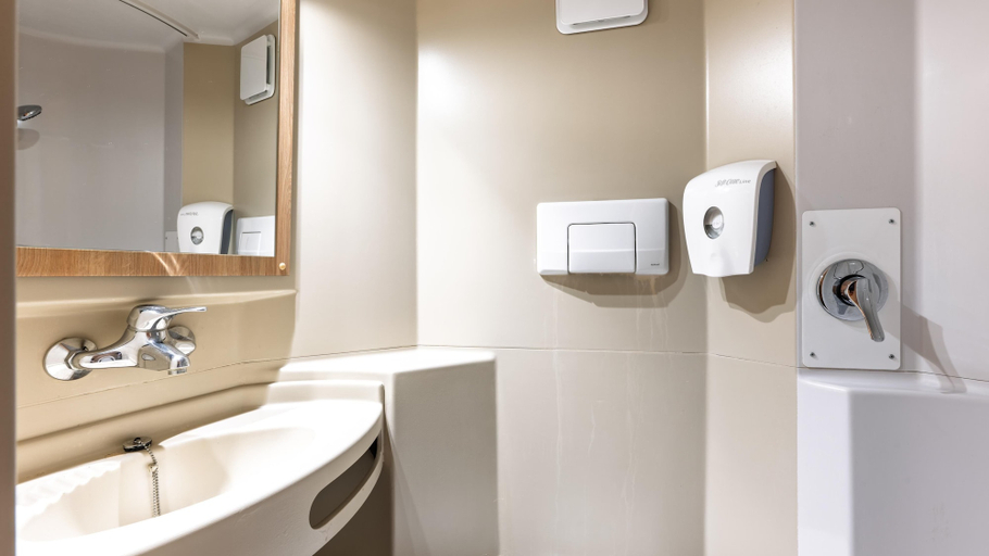 Bathroom 5, Premiere Classe Lille Nord - Tourcoing, Nord