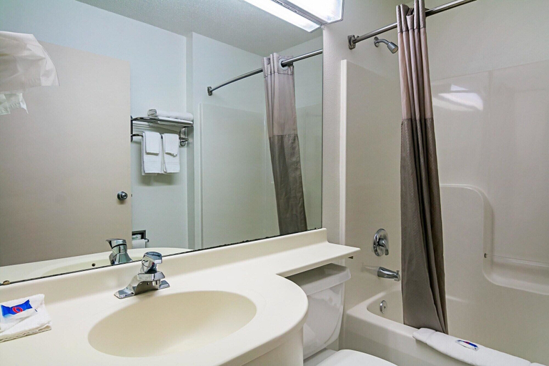 Bathroom 5, Motel 6 Sycamore, Il, De Kalb
