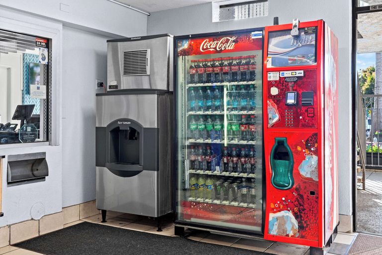 Food & Drinks 5, Motel 6 Simi Valley, Ventura