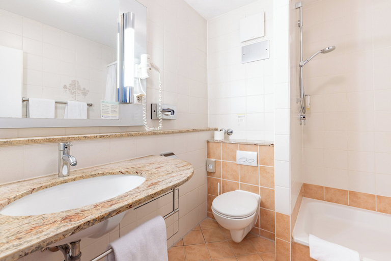 Bathroom 5, Garner Hotel STUTTGART CITY CENTRE by IHG, Stuttgart