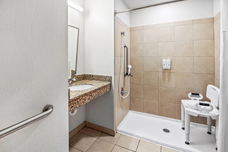 Bathroom 5, Quality Inn & Suites, Washington