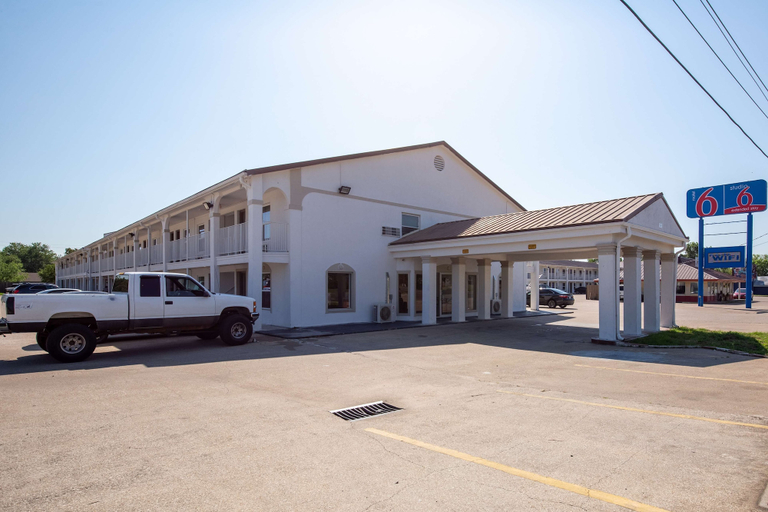 Exterior & Views 2, Motel 6 Bryan, TX - University Area, Brazos