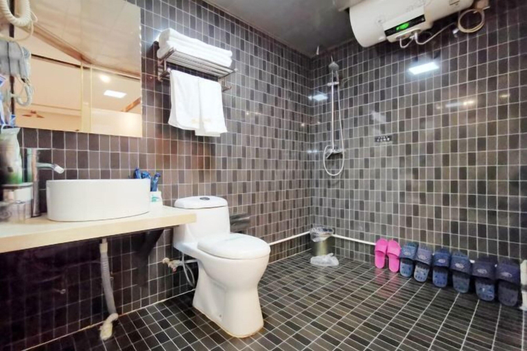 Bathroom 3, Zhiyoung Theme Hotel (Daqing Xinbaida Dongfeng Middle School), Daqing