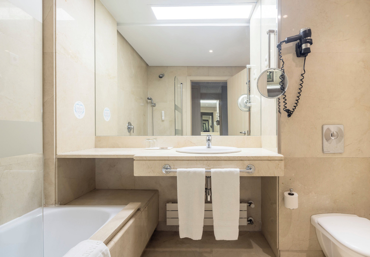 Bathroom 5, Hotel ILUNION Pio XII, Madrid
