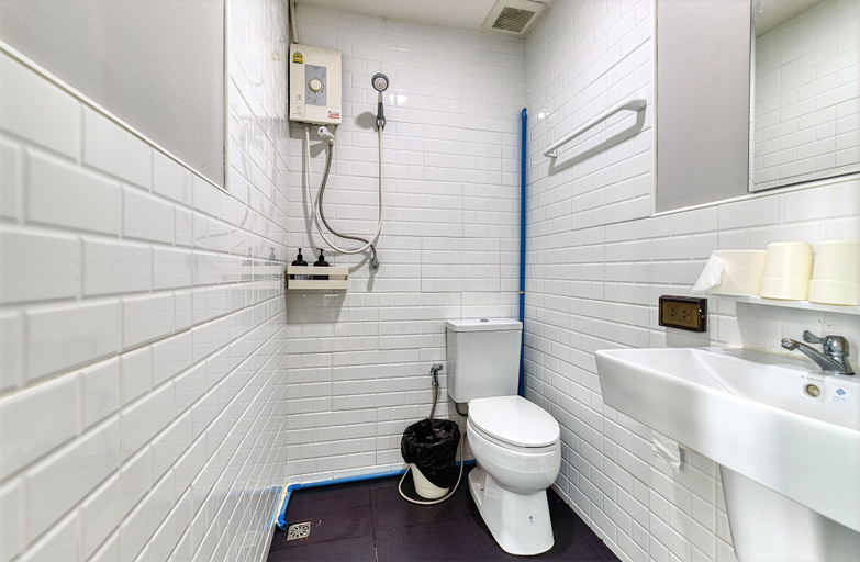 Bathroom 4, Bangkok Watergate Townhouse, Ratchathewi