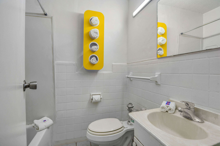 Bathroom 4, Motel 6 Americus, GA, Sumter