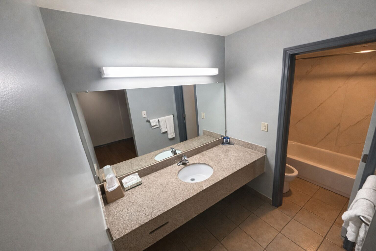 Bathroom 3, Kings Inn Motel, Berks